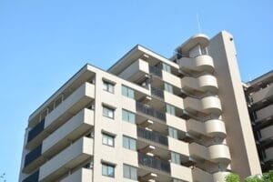 Scopri di più sull'articolo Ristrutturazione casa e vicinato: avviso di scuse per lavori nel condominio